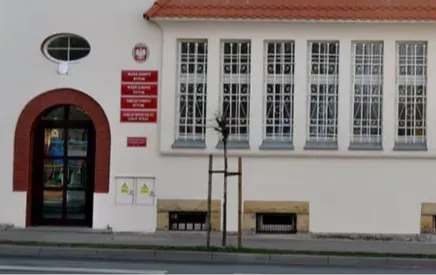 Zdjęcie wejścia do budynku urzędu.